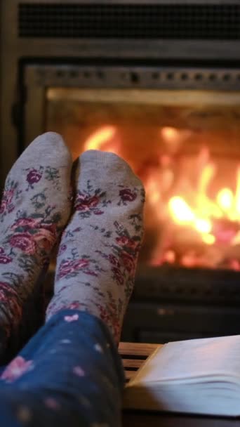 Şöminenin Kitabın Yanında Çoraplı Kadın Ayakları — Stok video