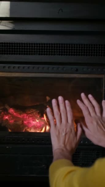 Kadın Şöminenin Yanında Ellerini Isıtıyor — Stok video