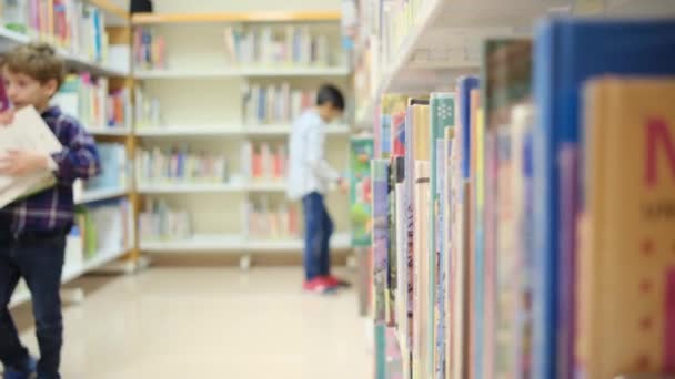Mali Chłopcy Wybierający Książki Bibliotece — Wideo stockowe