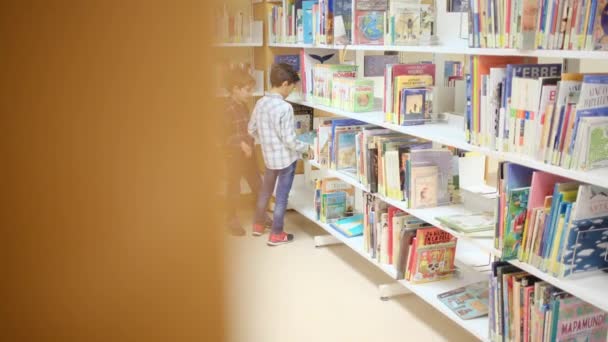 Meninos Escolhendo Livros Biblioteca — Vídeo de Stock