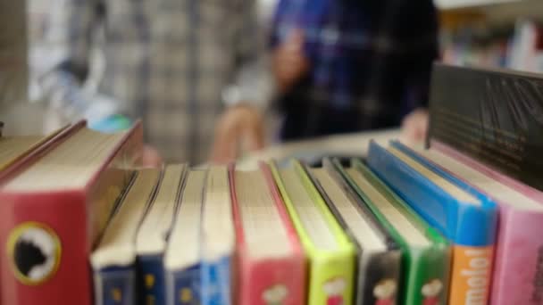 Маленькие Мальчики Выбирают Книги Библиотеке — стоковое видео