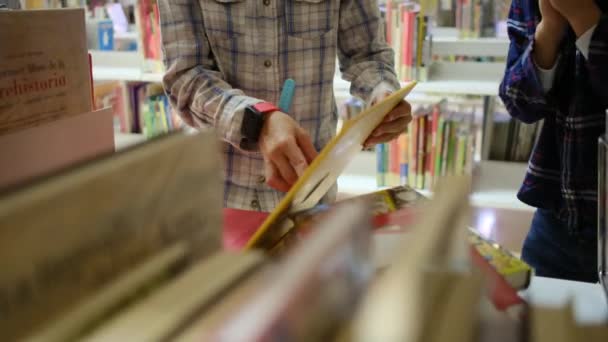 図書館で本を選択する少年たち — ストック動画