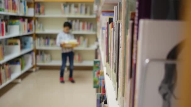 Młody Chłopiec Bibliotece Szkole — Wideo stockowe