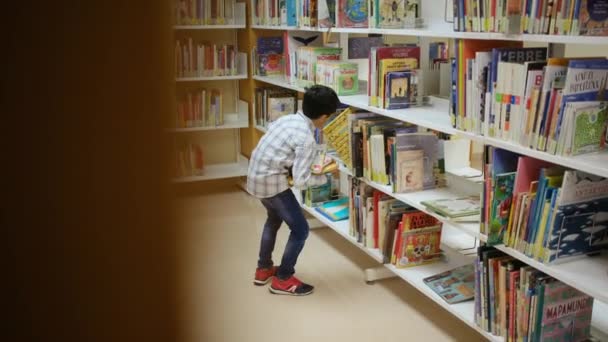 Młody Chłopiec Bibliotece Szkole — Wideo stockowe