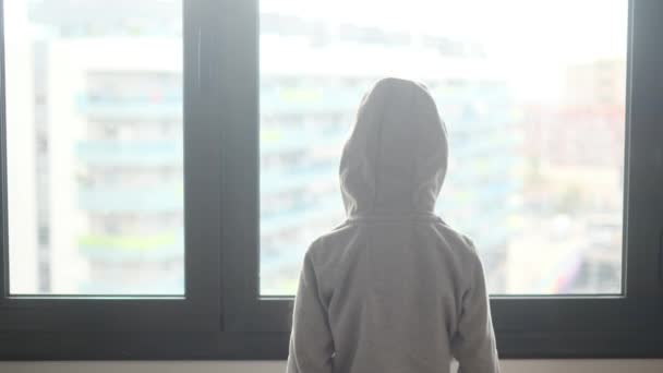 Visszapillantás Kapucnis Fiúra Aki Kinézett Ablakon Városban — Stock videók