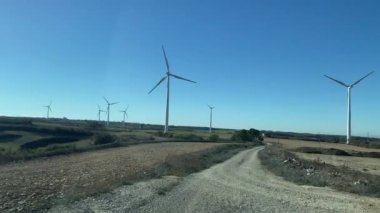 Rüzgâr türbinleri ile kırsal bölgelerde geziyorlar.