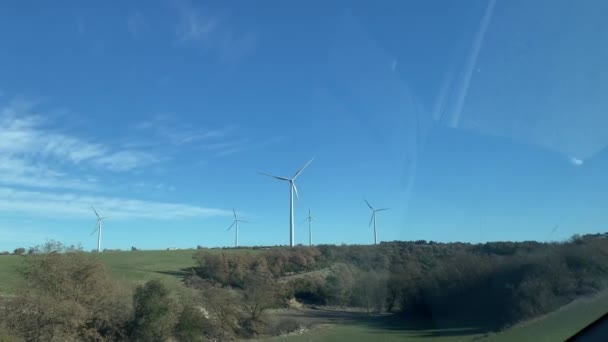 Rijden Door Het Platteland Met Windturbines — Stockvideo