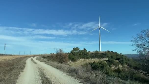 Проезжая Через Сельскую Местность Ветряная Турбина Голубом Фоне Неба — стоковое видео