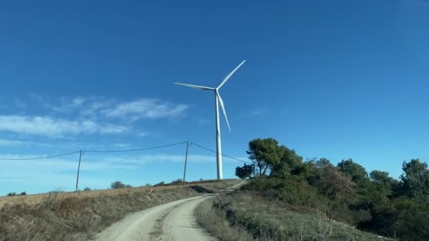 Projíždí Krajinou Větrná Turbína Modré Obloze Pozadí — Stock video