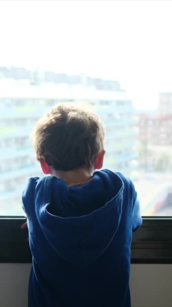 Kapüşonlu Bir Çocuğun Pencereden Dışarı Bakışı — Stok video