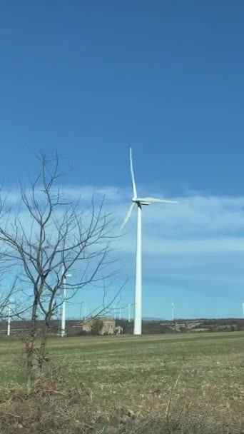 Conducir Por Campo Con Turbinas Eólicas — Vídeos de Stock