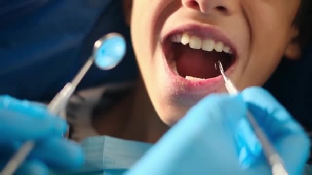 Zahnarzt Untersucht Zähne Von Jungen Mit Werkzeugen Der Zahnmedizin — Stockvideo