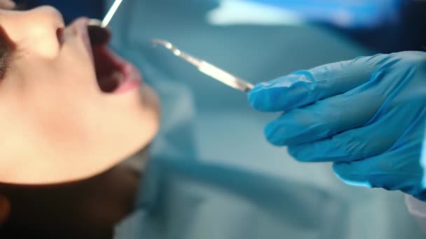 Zubař Vyšetřující Chlapecké Zuby Zubními Nástroji — Stock video