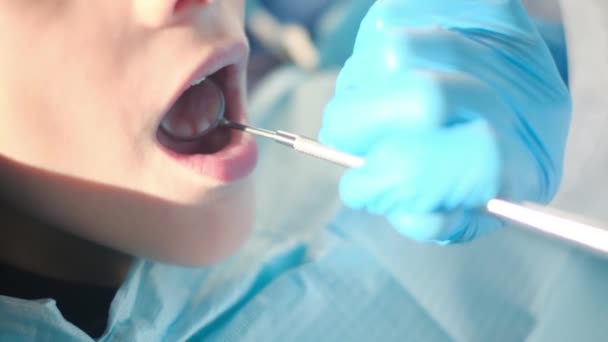 Tandläkare Undersöka Pojkens Tänder Med Tandvård Verktyg — Stockvideo