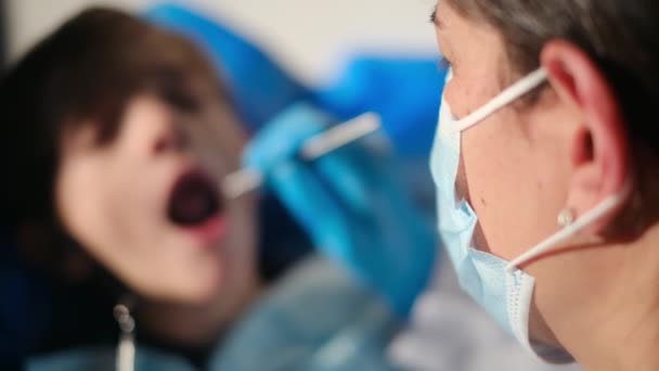 Dentista Examinando Dientes Niño Con Herramientas Odontología — Vídeo de stock