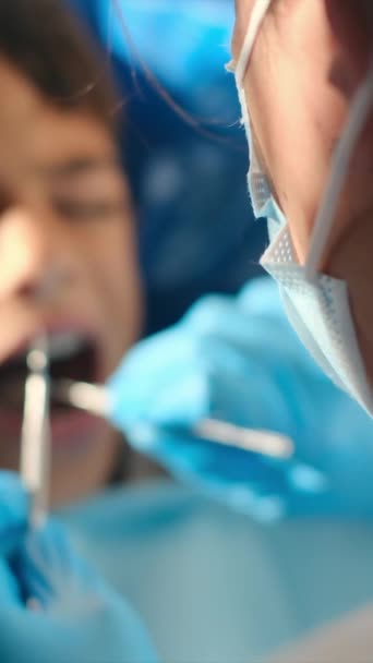 歯科用具で少年歯を検査する歯科医 — ストック動画
