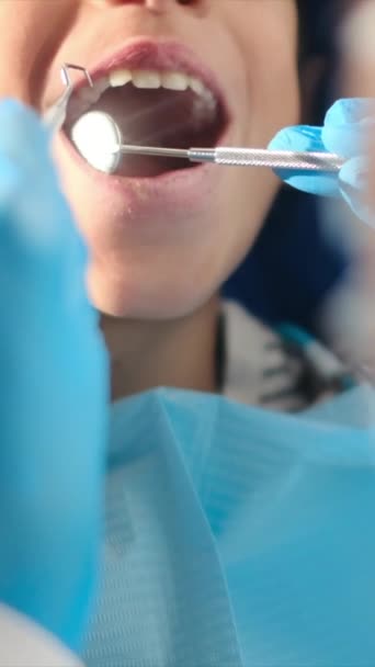Diş Hekimliği Aletleriyle Çocuğun Dişlerini Inceliyor — Stok video
