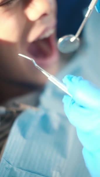 Tandlæge Undersøge Drengens Tænder Med Tandpleje Værktøjer – Stock-video