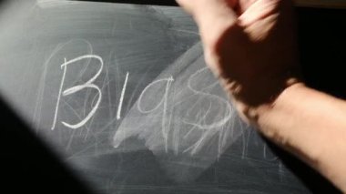 Kara tahtadan kelime önyargısını silen kişi. eğitim kavramı. 