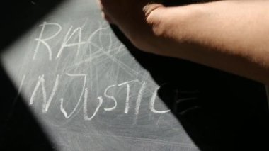 Irkçı adaletsizliği kara tahtadan silen kişi. eğitim kavramı. 