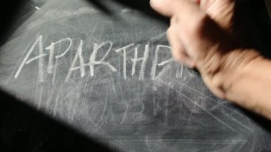 Kara tahtadan kelime ayrımcılığı yapan kişi. eğitim kavramı. 