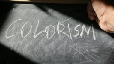 Kara tahtadan renk silen kişi. eğitim kavramı. 