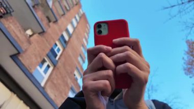 Şehirde akıllı telefonlu bir kadın. Modern yaşam tarzı kavramı.