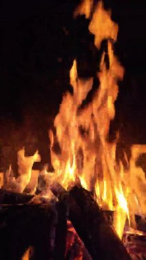 ahşap şömine yanıyor