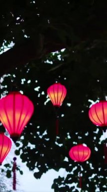 Akşamları renkli fenerler