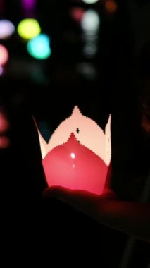 Gece görüşü, fener tutan kişi. 