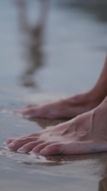  Yaz tatilinde ya da tatilde kadın bacakları deniz kenarında kumda.. 