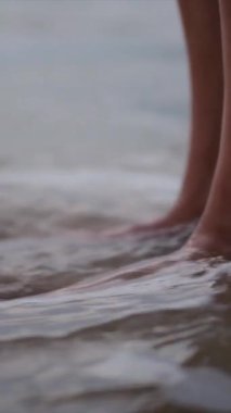  Yaz tatilinde ya da tatilde kadın bacakları deniz kenarında kumda.. 