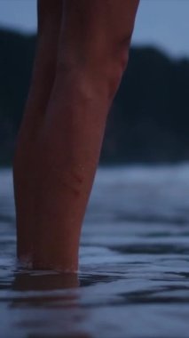  Yaz tatilinde ya da tatilde kadın bacakları deniz kenarında kumda.. 