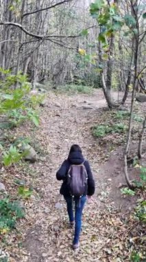 Doğa yürüyüşü yapan bir kadın.