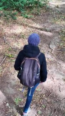 Doğa yürüyüşü yapan bir kadın.