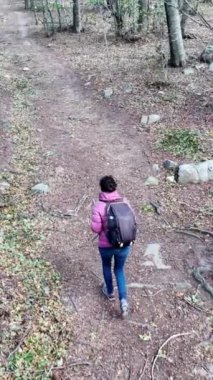 Doğa yürüyüşü yapan bir kadın.