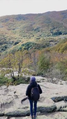 Doğa yürüyüşü yapan bir kadın.