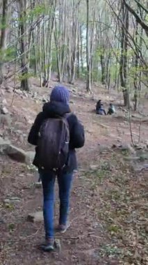 Doğa yürüyüşü yapan bir kadın.