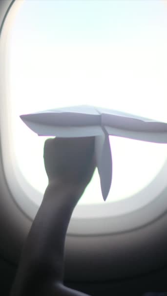 Młody Chłopiec Papierowym Oknem Samolotu — Wideo stockowe