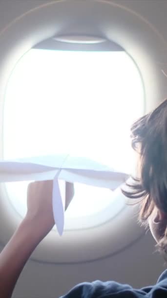 Молодий Хлопчик Паперовим Вікном Літака — стокове відео