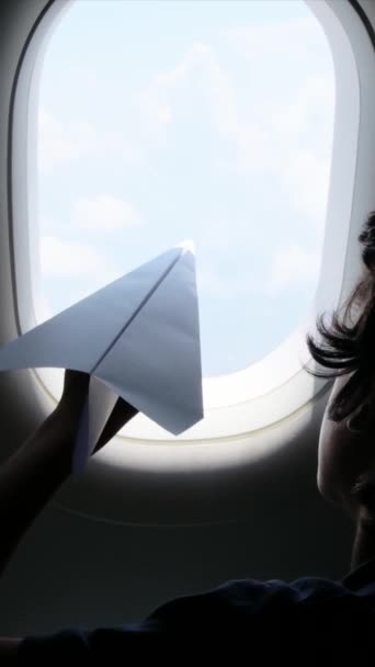 有纸飞机窗玻璃的小男孩 — 图库视频影像