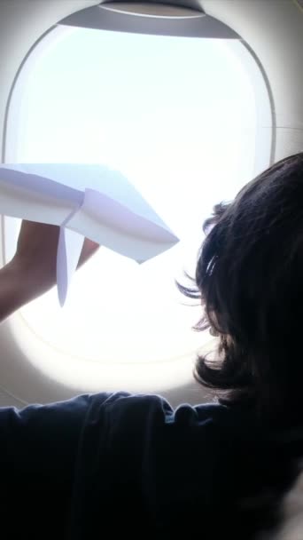 Mladý Chlapec Papírovým Letadlem Okno — Stock video