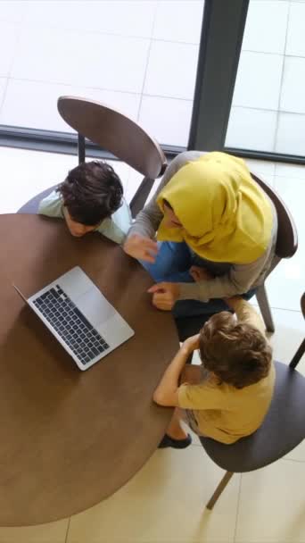 Moslim Moeder Hijab Haar Kinderen Verbinden Zich Een Laptop Voor — Stockvideo