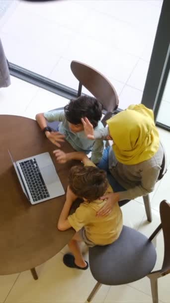Muszlim Anya Hidzsáb Gyermekei Csatlakoztassa Egy Laptop Egy Szívből Jövő — Stock videók