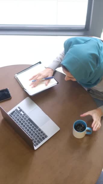 Aantrekkelijke Moslim Vrouw Hijab Met Laptop Het Nemen Van Notities — Stockvideo
