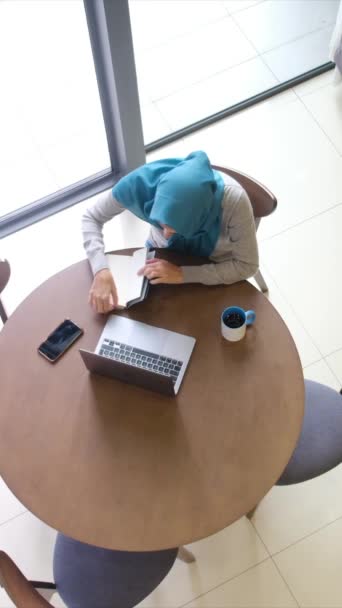 Attraktive Muslimische Frau Hidschab Mit Laptop Der Notizen Macht — Stockvideo