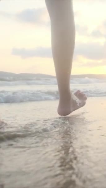 Lábak Homokban Séta Tenger Vagy Óceán Nyári Vakáció Vagy Nyaralás — Stock videók