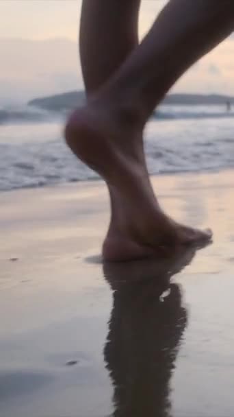 Piernas Mujer Arena Caminando Por Mar Océano Durante Las Vacaciones — Vídeo de stock
