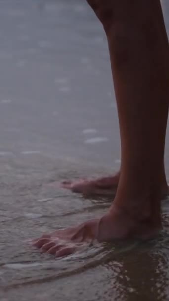 Gambe Donna Nella Sabbia Sul Mare Sull Oceano Durante Vacanze — Video Stock
