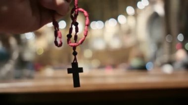 Kilisede haçla dua eden bir kadın. Kavram, dua, umut, Tanrım, İsa Mesih. Din ve Tanrı 'ya olan umut ve inanç, farkındalık ve iç huzur.